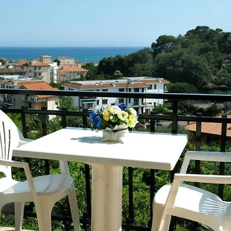 Geraumige Und Moderne Ferienwohnung An Der Italienischen Riviera Zwischen Alassio Und Finale Ligure Appartement *